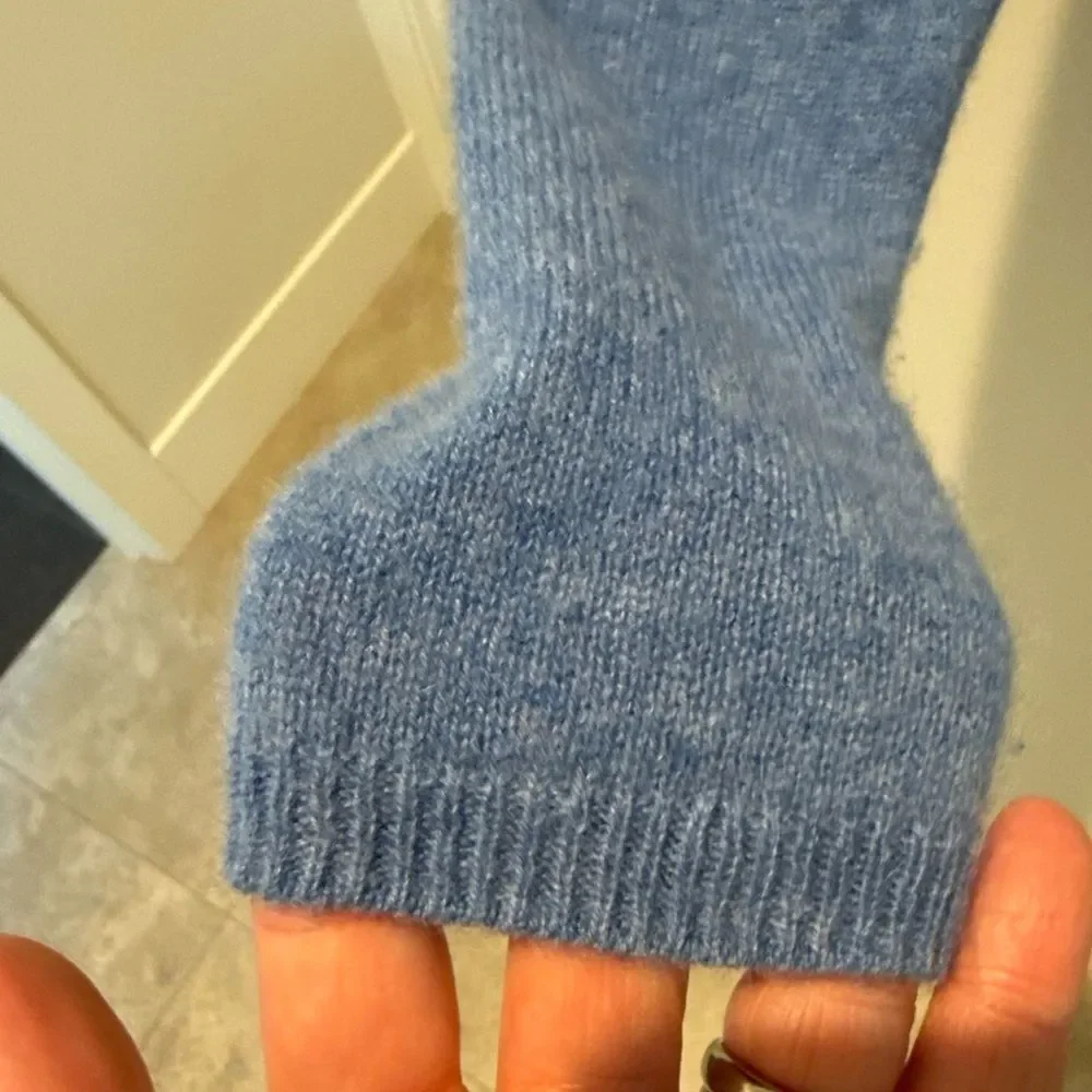 Adrienne Vittadini V-neck Light Blue Cashmere Knit size small
